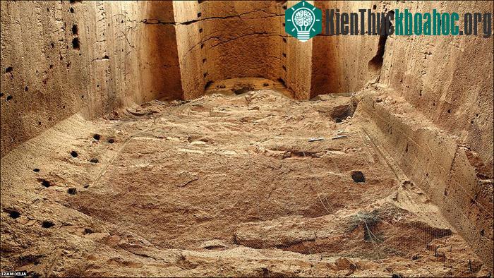 Khu vực chân bức tượng sau khi bị phá hủy chỉ còn lại nên đất.