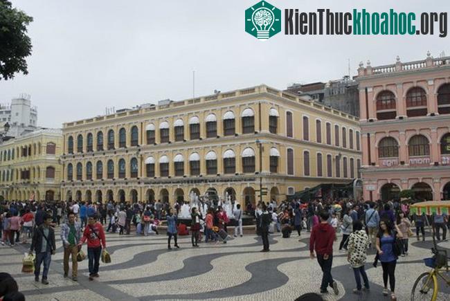Các ngôi đền thờ, chùa chiền của Trung Quốc và các tòa nhà được xây dựng theo phong cách phương Tây làm cho Trung tâm lịch sử của Ma Cao trở nên rất đa dạng.