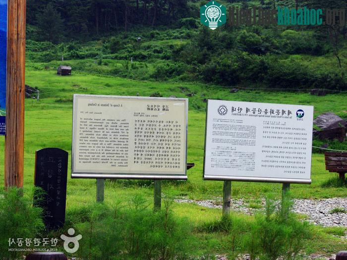 Những khu mộ đá này cung cấp những chứng cứ quan trọng về việc những tấm đá đã được khai thác, vận chuyển và đưa lên cao như thế nào.
