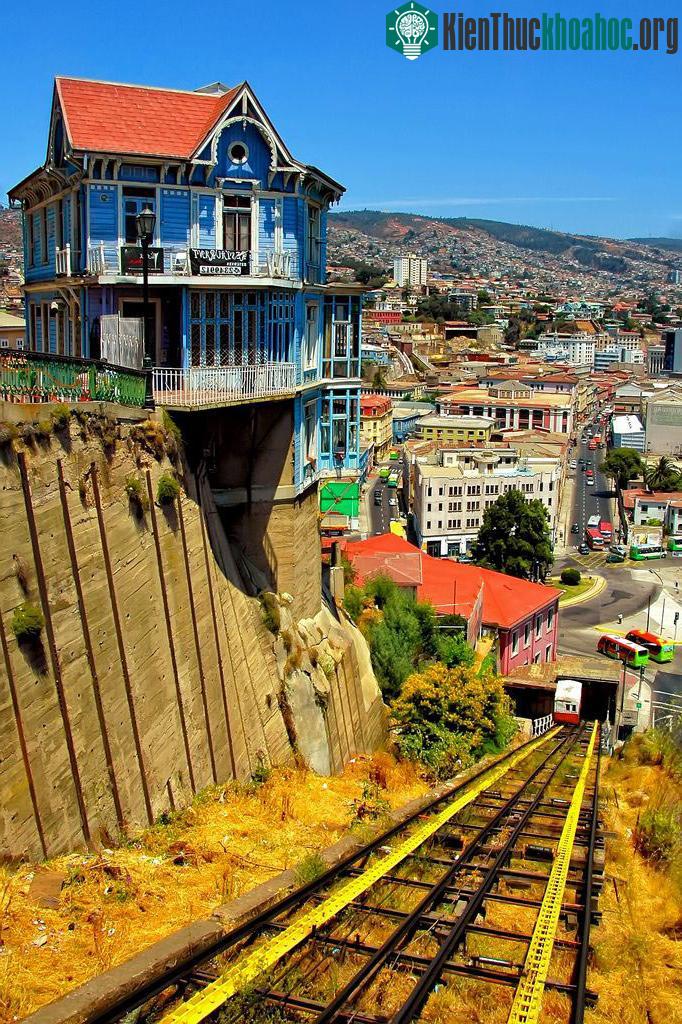 Trong những thập niên gần đây thành phố cổ Valparaiso đã hồi sinh trong vị thế mới - một thành phố của văn hóa nghệ thuật. Điều này đã được chứng mình bằng việc UNESCO công nhận Valparaiso Di sản v...