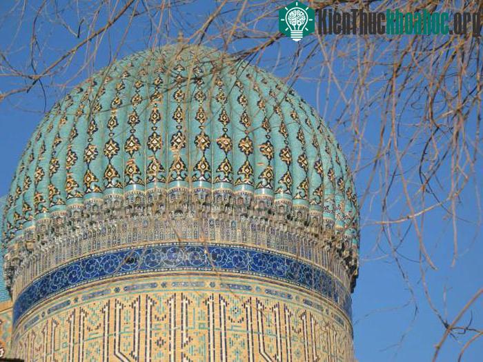 Mái vòm hình cầu của lăng mộ Khoja Ahmed Yasawi có quy mô lớn nhất Trung Á được trang trí bằng gạch men được trang trí họa tiết và khắc chữ.