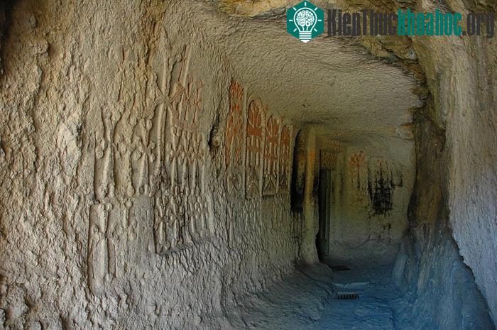 Hành lang bên trong tu viện cũng được chạm khắc