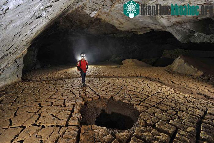 Những hang động sâu với các nhũ đá hình thù kỳ lạ được hình thành qua hàng triệu năm