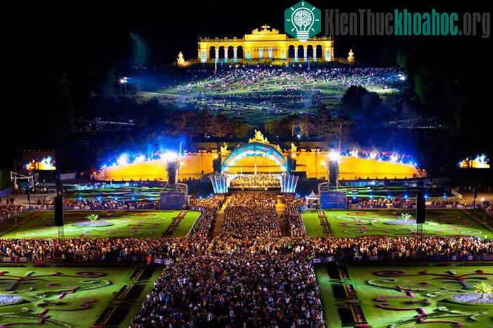 Ngày nay Schönbrunn trở thành điểm du lịch nổi tiếng bậc nhất của Áo nói riêng và Châu âu nói chung, cũng là nơi tổ chức các sự kiện văn hoá quan trọng của người dân Vienna.