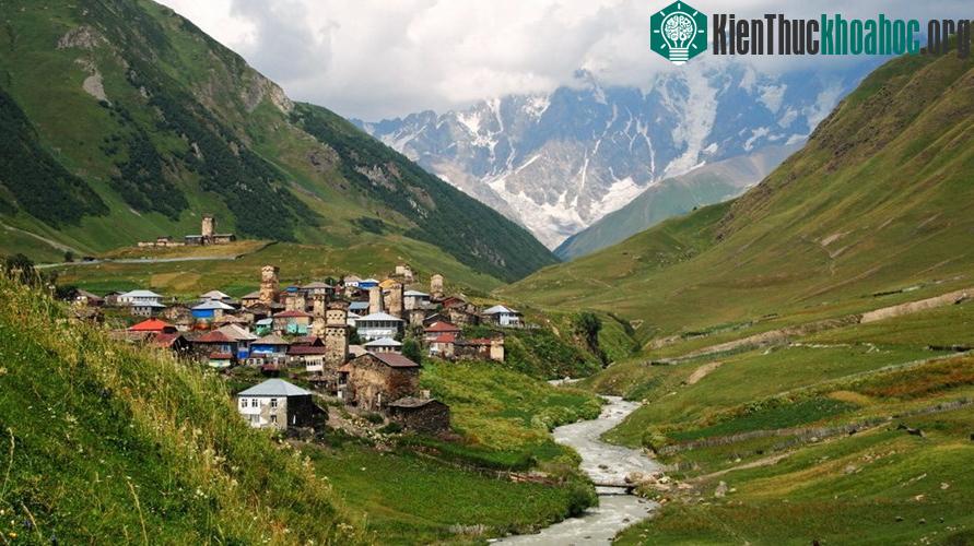 Bên cạnh các tòa tháp, kiến trúc nhà ở Thượng Svaneti cũng mang nét đặc trưng của thời Trung cổ.