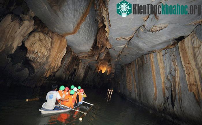 Phía trong hang động với những nhũ đá, măng đá được thiên nhiên tạo thành qua hàng triệu năm..
