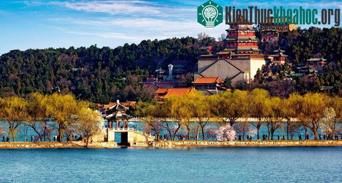 Toàn bộ khuôn viên của Di Hòa Viên đã được xây dựng theo bố cục rất chặt ché về mặt phong thủy thể hiện ý tưởng Phúc Lộc Thọ