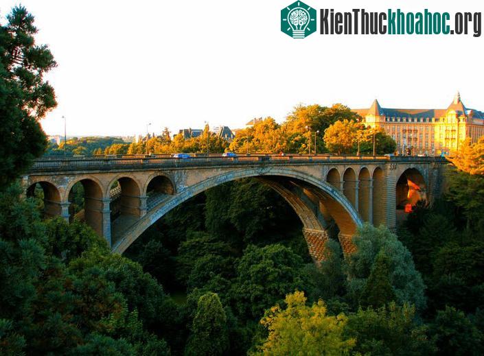 Cầu Adolphe không chỉ là một công trình kiến trúc đẹp mà nơi đây còn có cảnh quan thiên nhiên như tranh vẽ.