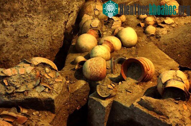 Trong cuộc tìm kiếm này có nhiều hiện vật được tìm thấy, đặc biệt trong số đó có rất nhiều đồ trang sức như vòng tay, nhẫn, vòng chân...và những dụng cụ việc săn bắt, hái lượm như lưỡi rìu, mũi giá...