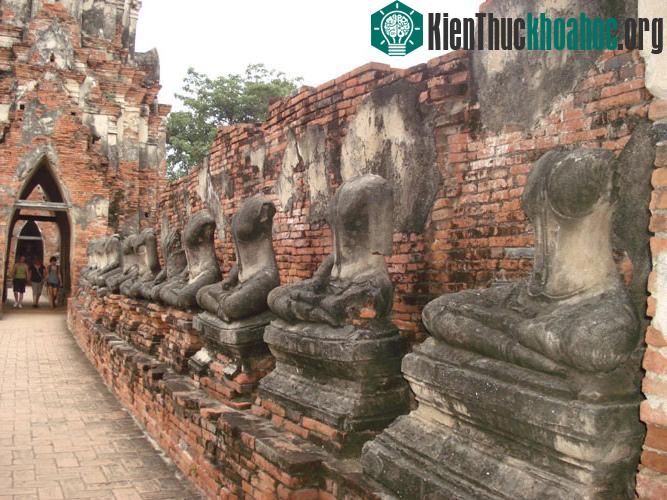 Trong khu di tích có nhiều nhóm đền tháp, mỗi nhóm biểu trưng cho một tiểu vũ trụ có ngọn núi thiêng ở trung tâm là "trục xuyên vũ trụ", những bức tường tượng trưng giới hạn vũ trụ và đại...