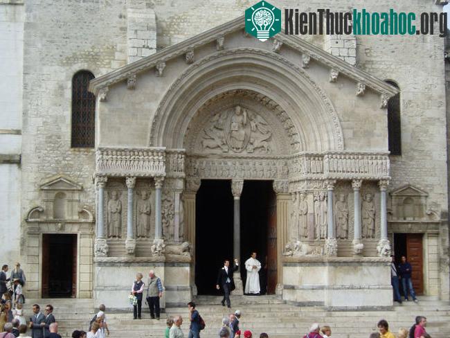 Nhà thờ St.Trophine vẫn còn khá nguyên vẹn và rất thu hút khách thăm quan du lịch.