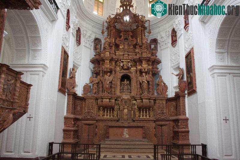 Màu sắc chính trong các công trình kiến trúc Nhà thờ và Tu viện ở Goa là màu trắng và màu đỏ, trắng từ đá vôi và đỏ từ bazan..,.đã tạo nên sự đồng nhất trong các công trình kiến trúc ở Goa.