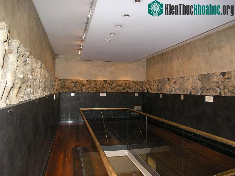 Không chỉ là một công trình kiến trúc đẹp, độc đáo, đền thờ Apollo còn chứa đựng lịch sử hàng nghìn năm của Hy Lạp và lời khởi nguồn của những câu chuyện thần thoại về các vị thần Hy Lạp.