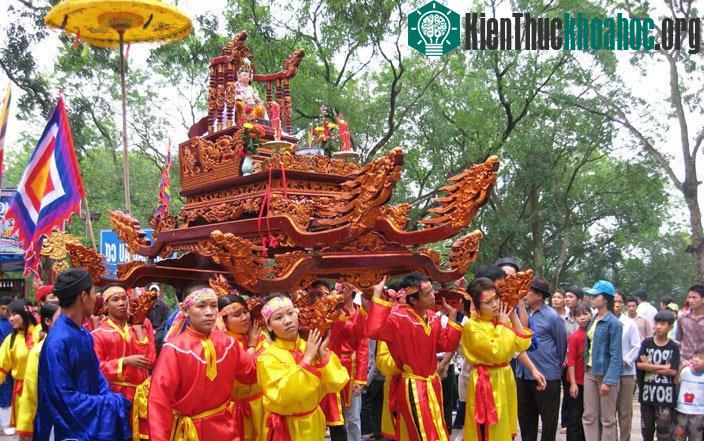 Hàng năm, con cháu khắp nơi tụ họp về đền Hùng.