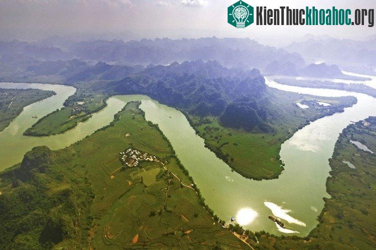Đây là khu nghệ thuật đá độc đáo của Trung Quốc vào khoảng thế kỷ thứ 5 trước công nguyên đến thế kỉ thứ 2 sau công nguyên.