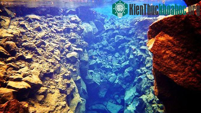Vết nứt này còn nổi tiếng bởi nước tại đây trong vắt, sạch sẽ ,tinh khiết tuyệt đối.