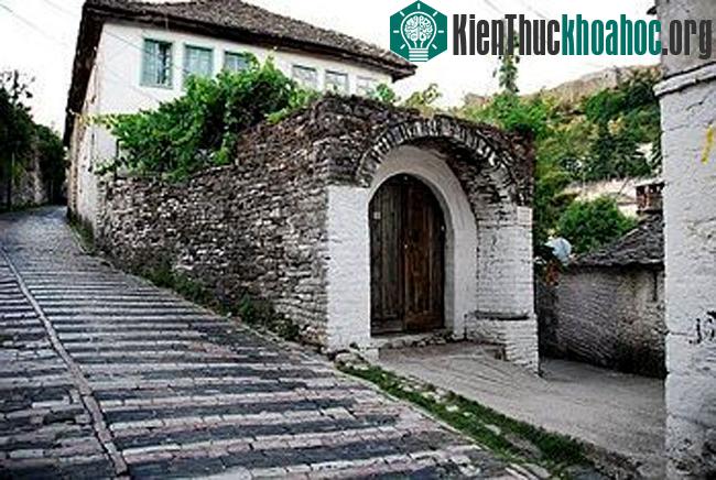 Nhìn tổng thể kiến trúc ở đấy các ngôi nhà như được xếp dần từ thấp lên cao.