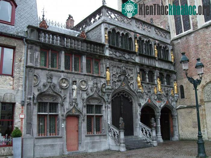 Nhà thờ Heilig-Bloedbasiliek nổi tiếng không chỉ bởi kiến trúc đẹp mắt