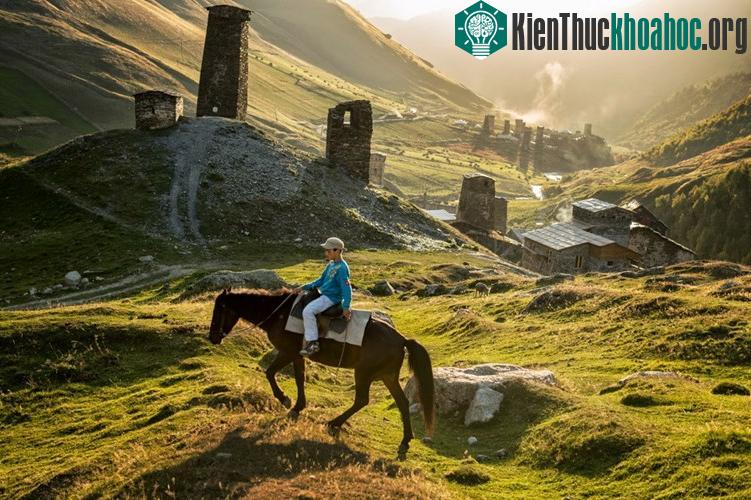 Cảnh quan vùng thượng Svaneti là một ví dụ nổi bật về cảnh quan núi có sự sinh sống, định cư của con người.