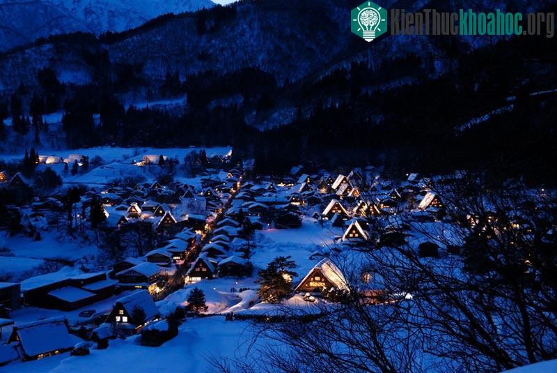Làng cổ Shirakawa-go và Gokayama cũng là minh chứng rõ nét cho sự phát triển các làng nghề, đóng góp hoàn thiện cấu trúc xã hội.