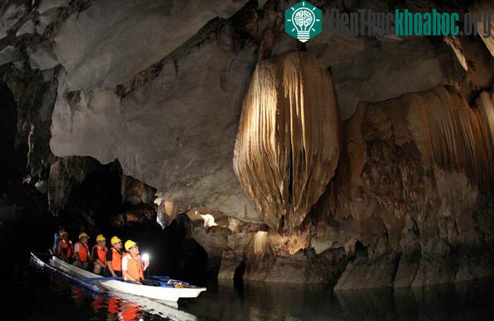 Khách phải dùng đèn pin để ngắm nhìn những cảnh vật trong hang.
