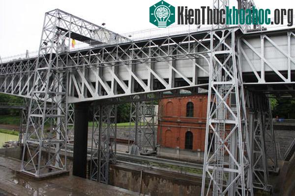 Có một thời gian hệ thống thang này không được sử dụng tuy nhiên nó vẫn là công trình có nhiều giá trị.