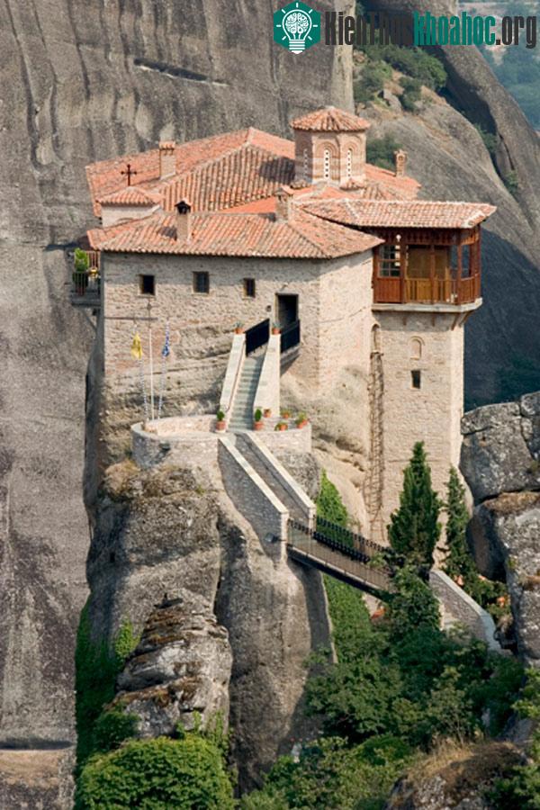 Quần thể tu viện Meteora trở thành điểm thăm quan du lịch hấp dẫn tại Hy Lạp.