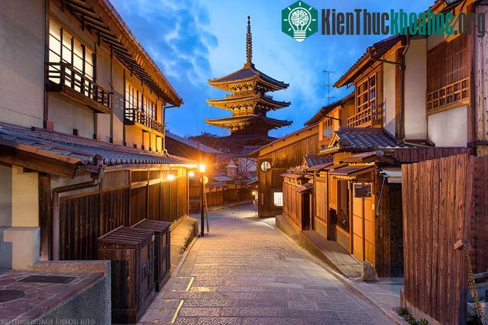 Nhà thấp, ẩn hiện và đan xen cây trái, đường nhỏ phố hẹp, nhiều xe đạp, ít xe hơi; con người phóng khoáng và có một đặc điểm là thích đi bộ.