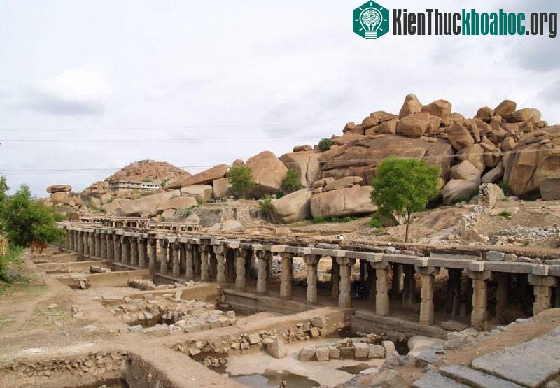 Bên cạnh một số công trình còn khá nguyên vẹn thì đa phần các công trình tại Hampi bị hư hại toàn bộ hoặc 1 phần.