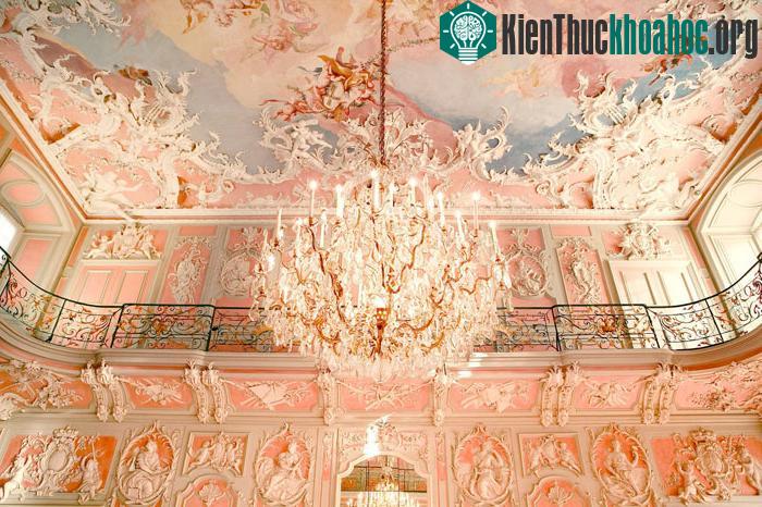 Trần nhà được trang trí bằng những hình vẽ đẹp và độc đáo