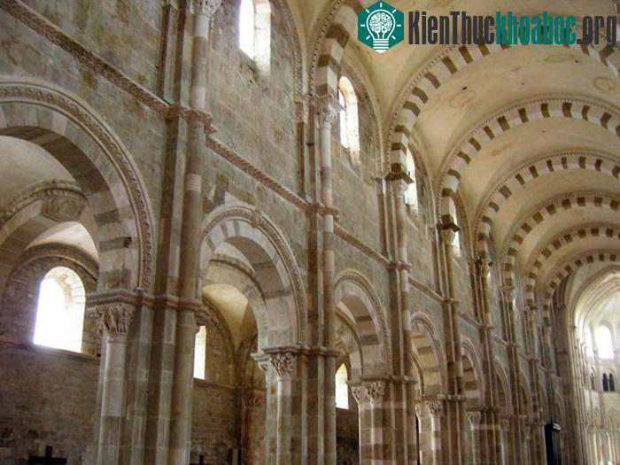 Nhà thờ, ngọn đồi ở Vezelay - Pháp- ảnh 9