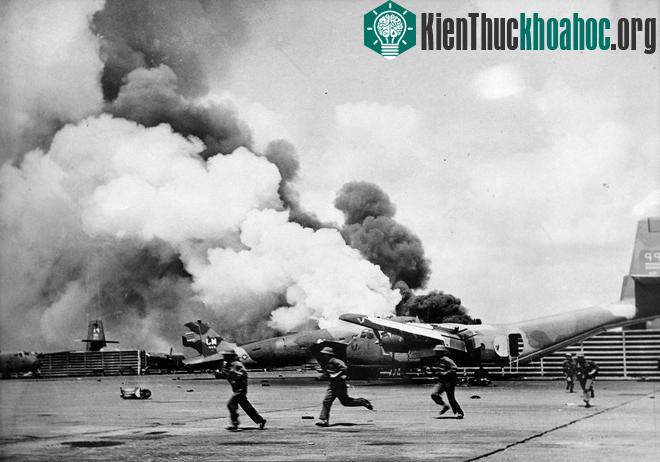 5h30 sáng 30/4, Sư đoàn 10 và hai đại đội xe tăng của Trung đoàn thiết giáp 273 tấn công sân bay Tân Sơn Nhất.
