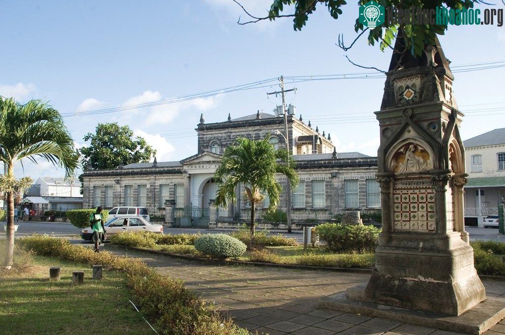 Một vài công trình kiến trúc cổ còn lại hiện nay tại Trung tâm lịch sử Bridgetown và Garrison.