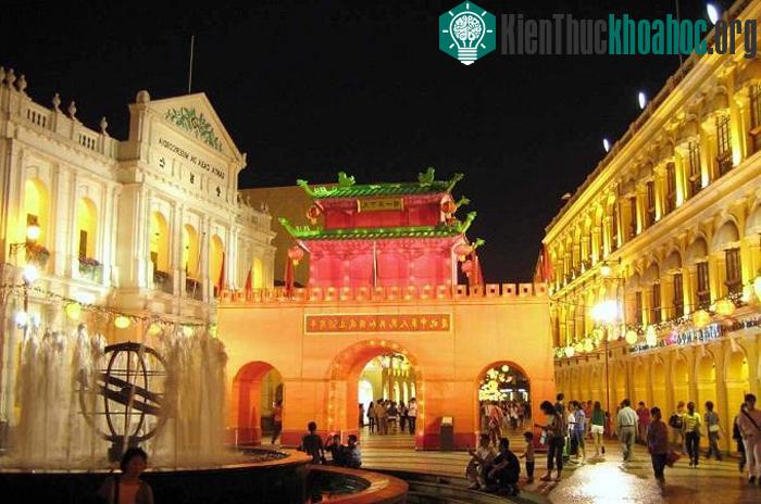 Quảng trường và đường phố kết hợp giữa Đông và Tây