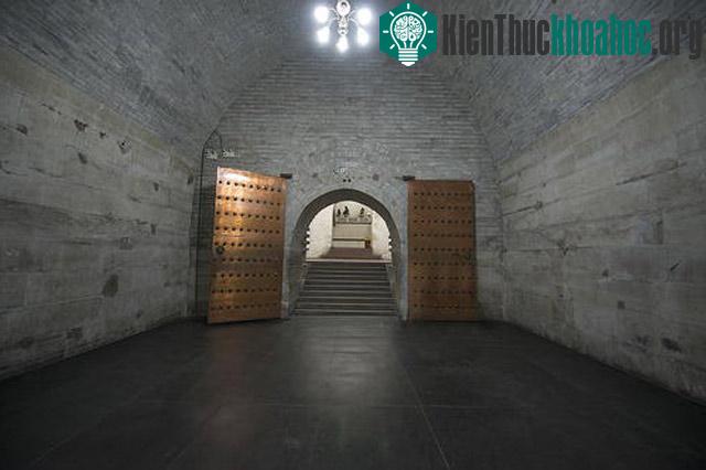 Bên trong khu lăng tẩm