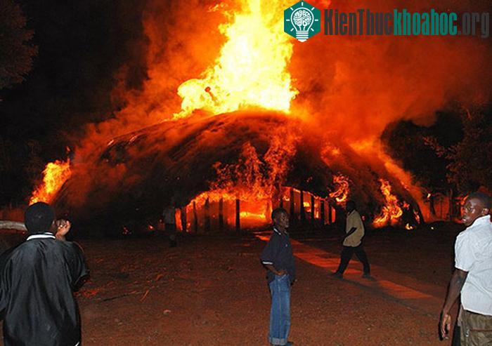 Trận hỏa hoạn lớn năm 2010 đã thiêu rụi phần lớn các công trình chính trong khu lăng mộ