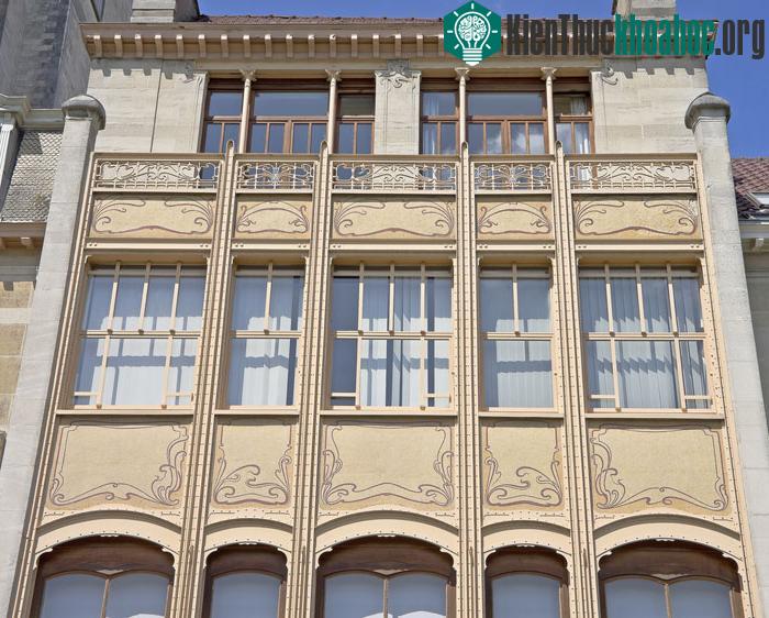 Hotel van Eatvelde nằm tại số 4 phố Anenue Palmerston, ngôi nhà này được xây dựng cho Tổng thư ký nước cộng hòa Congo, công trình này được xây dựng hoàn toàn bằng các vật liệu mới đó là thép và kính.