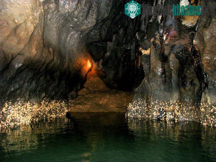 Trong hang những vách đá, nhũ, măng đá cùng màu sắc tự nhiên tạo nên nhiều hình ảnh tôn giáo trong kinh thành, như mẹ Maria, gương mặt chúa Jesus và các thiên thần.