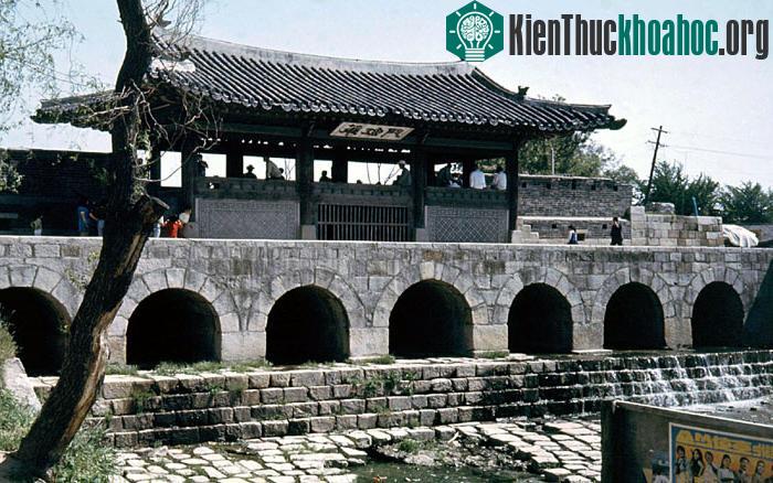 Gần cung điện Haenggung là điện thờ Hwaryeongjeon, xây dựng vào năm 1801, lưu giữ bức chân dung của vua Jeongjo.