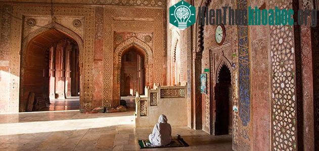 Trong thành cổ Fatehpur Sikri có một nhà thờ Hồi Giáo lớn đó là nhà thờ Jama Masjid – đây là nhờ thờ Hồi giáo lớn nhất của Ấn Độ.