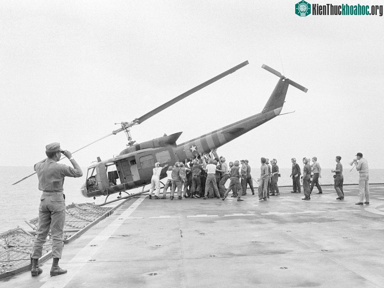 Lính hải quân Mỹ trên chiến hạm USS Blue Ridge đẩy một chiếc trực thăng xuống biển để dọn chỗ đón những chuyến bay chở người di tản khác từ Sài Gòn tới.