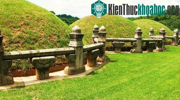 Khu Lăng mộ Hoàng gia Joseon có một mối quan hệ trực tiếp với truyền thống sinh hoạt thờ cúng tổ tiên thông qua việc thực hiện các lễ nghi quy định.