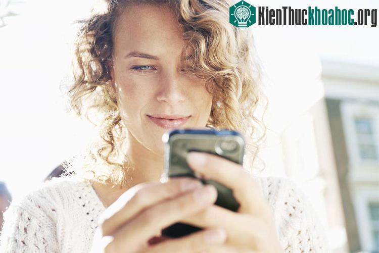 Viêm khớp do chơi game và nhắn tin thường xuyên có nguyên nhân từ việc chúng ta ngồi sai tư thế và bắt các ngón tay chuyển động liên tục. (Ảnh: Getty Images).