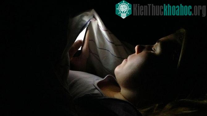 Cảnh báo việc sử dụng điện thoại thông minh trong bóng tối