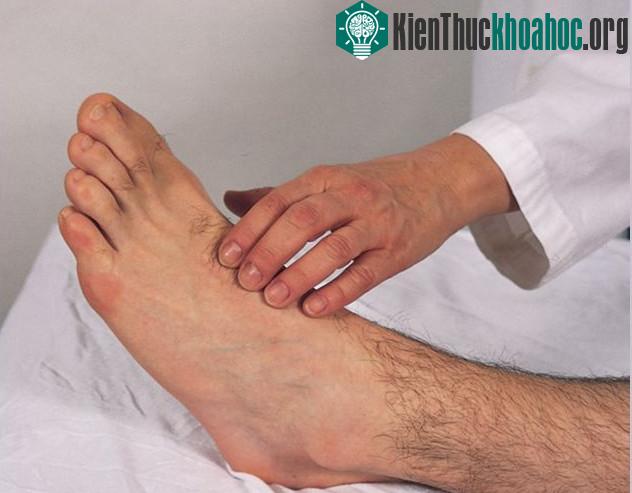 Mạch máu có bị tắc hay không? Hãy chạm vào mu bàn chân, để tự kiểm tra mạch máu và để tự cứu mình. (Ảnh: Internet).