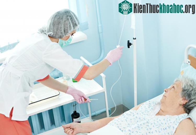 Trong bất kỳ hoàn cảnh nào, việc truyền dịch phải được tiến hành theo đúng chỉ định của bác sĩ. (Ảnh minh họa: Wiseweek).
