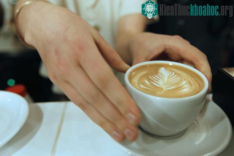 Thức uống quá nóng trên 65 độ C gây nguy cơ mắc ung thư thực quản cao.