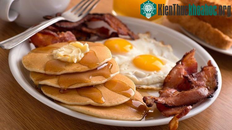 Nên ăn sáng vào lúc 6h30 đến 8h30 và tạo thói quen này thường xuyên. (Ảnh minh họa: chicago.eater.com).