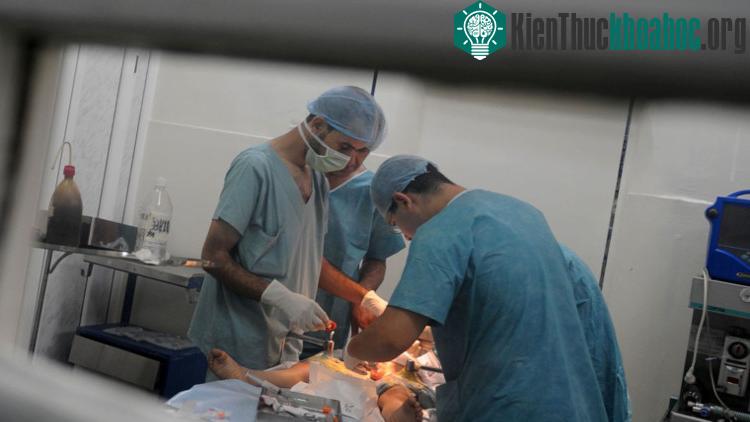 Sau ca phẫu thuật não không suôn sẻ, người đàn ông Italy bỗng nói được tiếng Pháp một cách trôi chảy. (Ảnh: AFP).