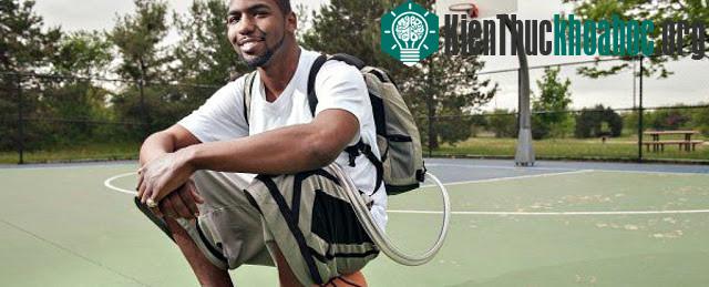 Stan Larkin với trái tim nhân tạo sau lưng. (Ảnh: Đại học Michigan).